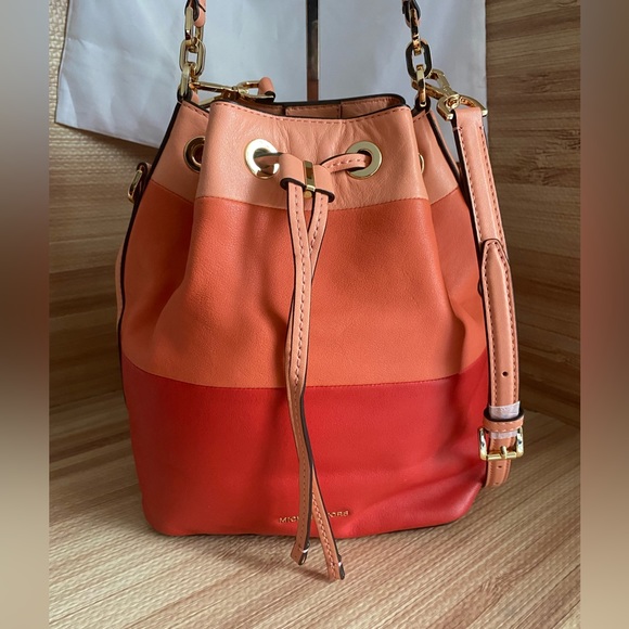 💥😍SUPER  MICHAEL KORS BUCKET DOTTIE COLOR BLOCK GRAPEFRUIT & PINK LEATHER BAG - Picture 2 of 15